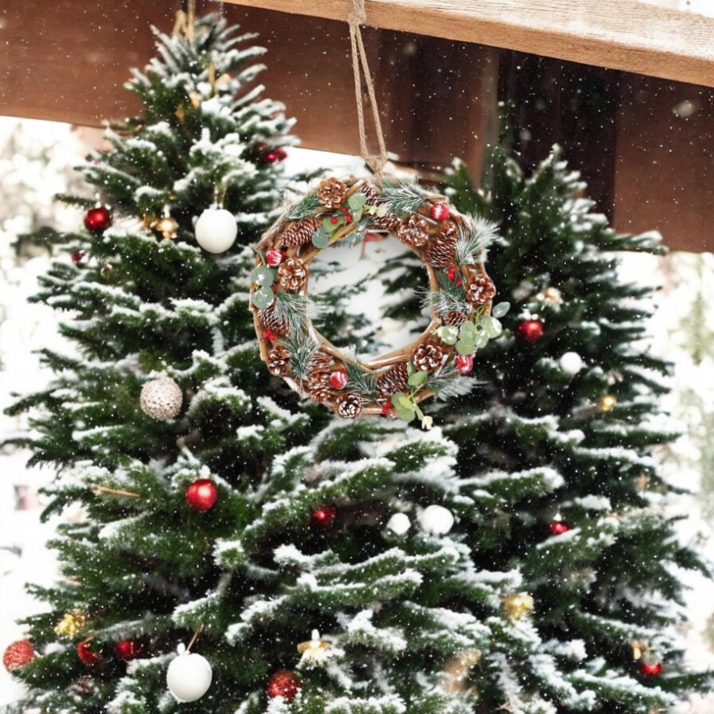 Ghirlanda Natalizia Decorata in Legno ? 40 cm con Pigne, pungitopo e P